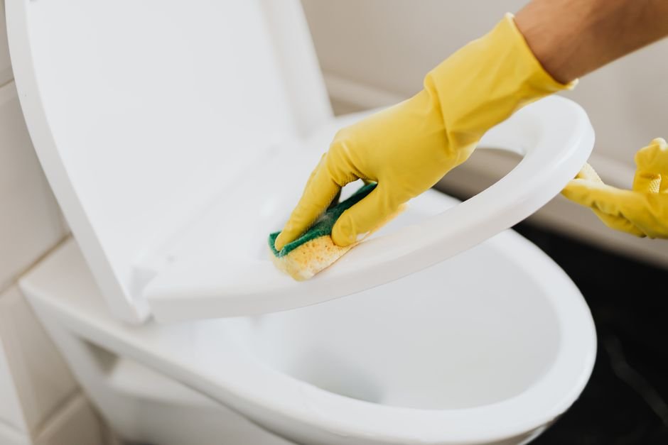 Is a Broken Toilet Seat Wear and Tear East Craigs Edinburgh Reddit Guide 15 Featured image