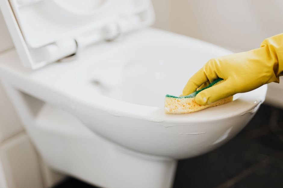 Is a Broken Toilet Seat Wear and Tear? Reddit Insights 4 Featured image